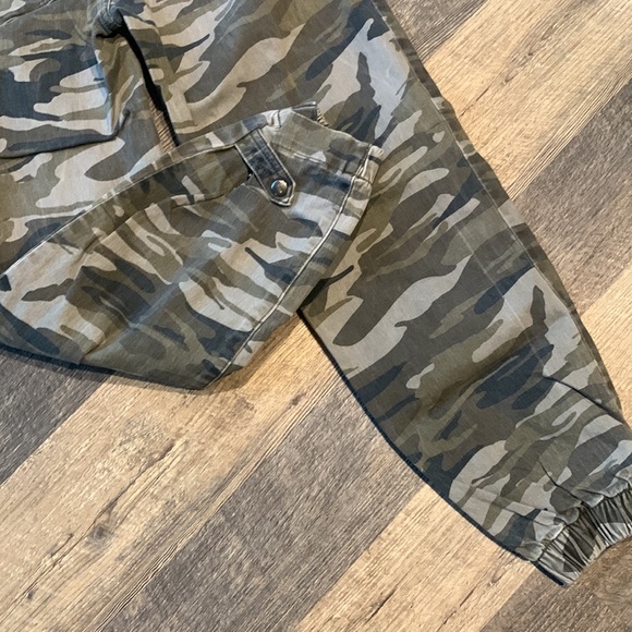 Express Camo Pants. Size 4. - Picture 3 of 6
